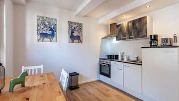 Een koelkast, een oven, een kookplaat, een koffiezetapparaat/waterkoker