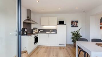 Jääkaappi, mikroaaltouuni, uuni, liesi