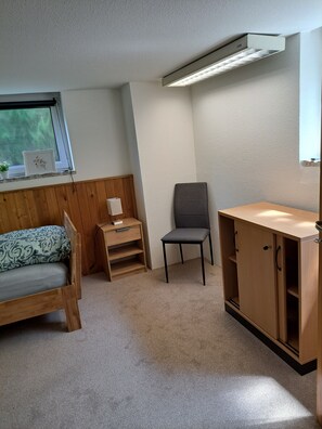 1 habitación, tabla de planchar con plancha, wifi gratis y ropa de cama 