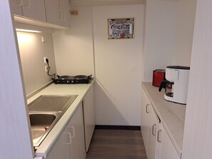 Refrigerador, microondas, parrilla de estufa y cafetera y tetera 