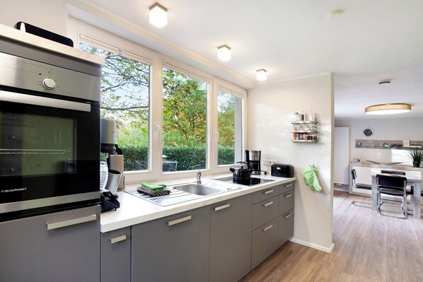 Réfrigérateur, un four, surface de cuisson, lave-vaisselle