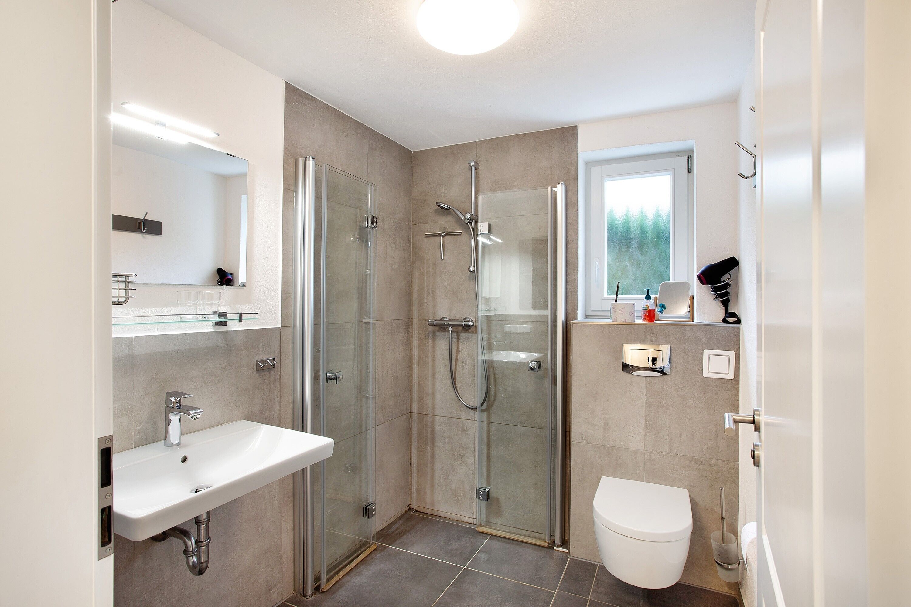 Een douche, een haardroger, handdoeken