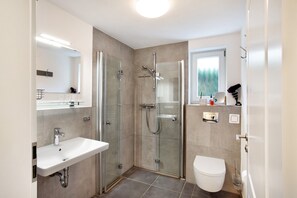 Een douche, een haardroger, handdoeken