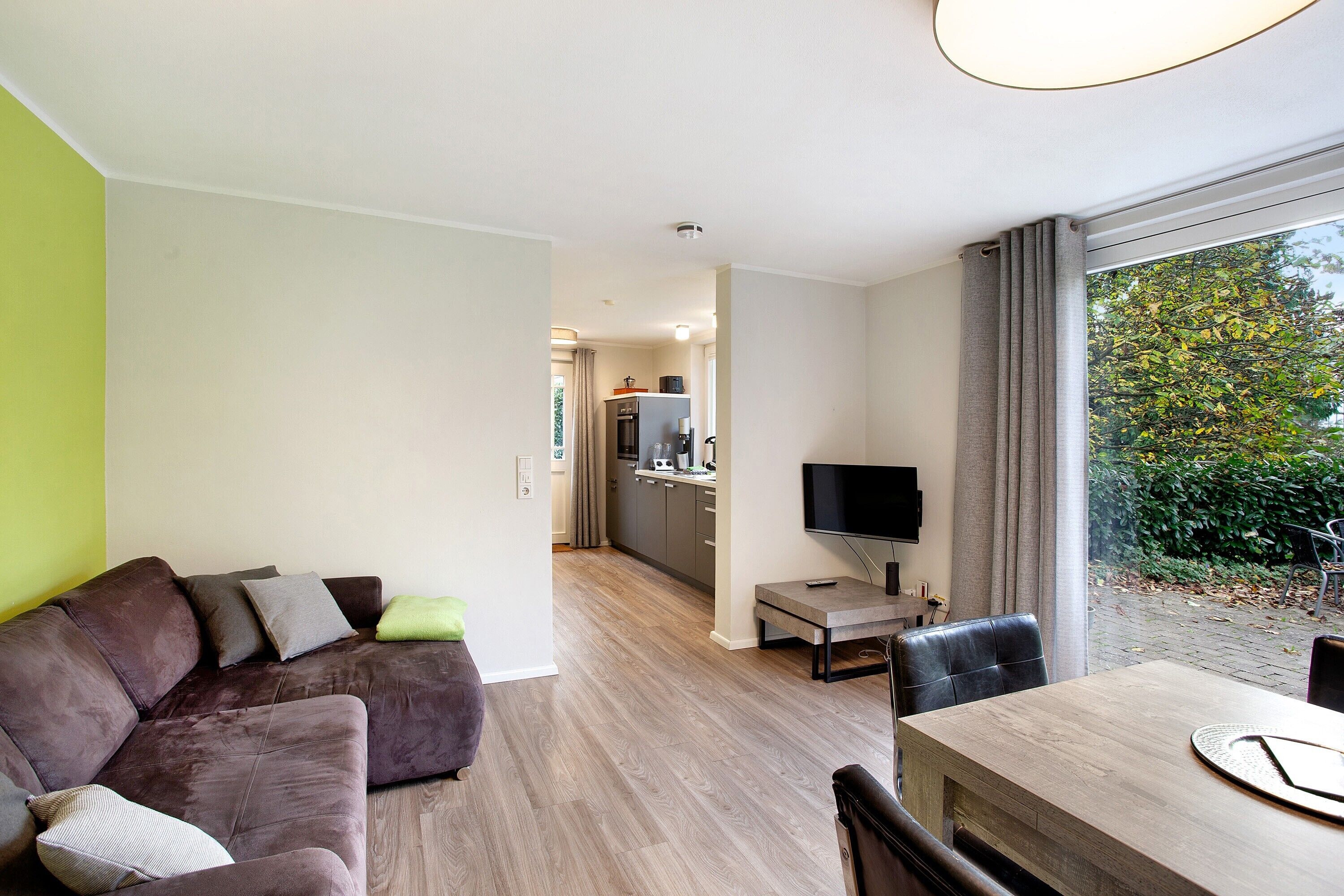 Fernseher, Tischtennisplatte