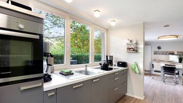 Fridge, oven, stovetop, dishwasher