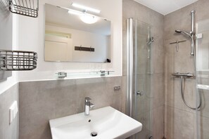 Dusche, Haartrockner, Handtücher