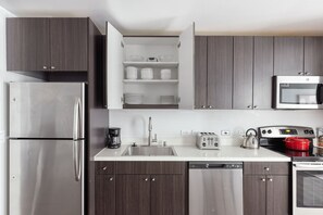 Kühlschrank, Mikrowelle, Ofen, Geschirrspüler