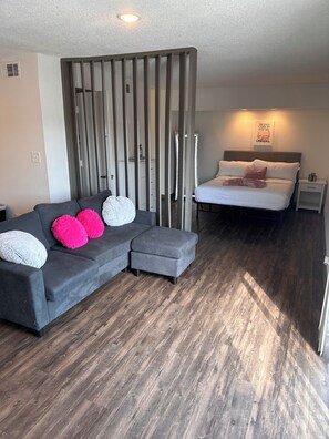 Room - Spacious Studio Apartment in Htx Med Center close to major attractions w/ pool.  (Houston)