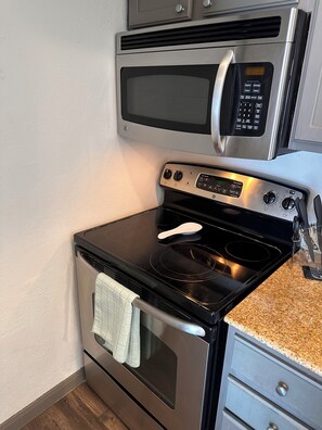 Private kitchen - Spacious Studio Apartment in Htx Med Center close to major attractions w/ pool.  (Houston)