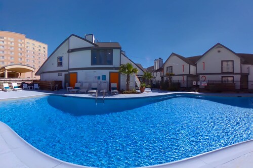 Spacious Studio Apartment in Htx Med Center close to major attractions w/ pool. 