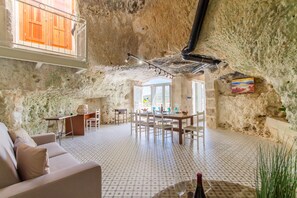Interior - Pleasant stone house & jacuzzi St Martin, Mġarr, Malta (Mġarr)