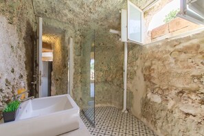 Dutxa, banyera d'hidromassatge i tovalloles 
