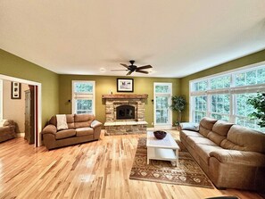 Living area - Redbud Retreat - Redbud Retreat (Greens Fork)