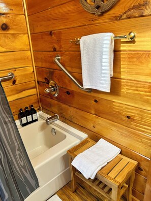 Jetted tub, eco-friendly toiletries, hair dryer, towels - 2BR 2BA Cozy Cabin Close to Attractions & Hiking. Great Views, 6 Guests, Dogs OK (Sevierville)
