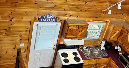 Mountain Views, Jetted Jacuzzi Bathtub, 2BR 2BTH Sevierville, Enjoy Fall Colors!