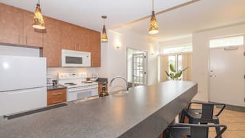 Frigorífico, microondas, horno y placa de cocina