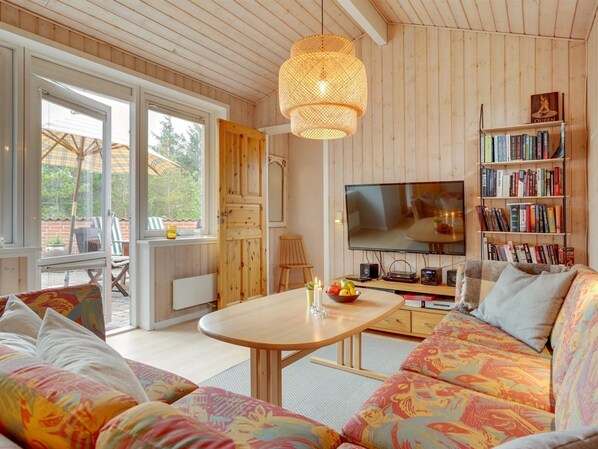 TV, fireplace, DVD player