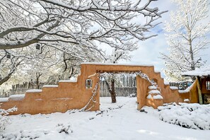 Property grounds - Mtn-view home with private hot tub, fireplace, private patio, grill, streaming (El Prado)