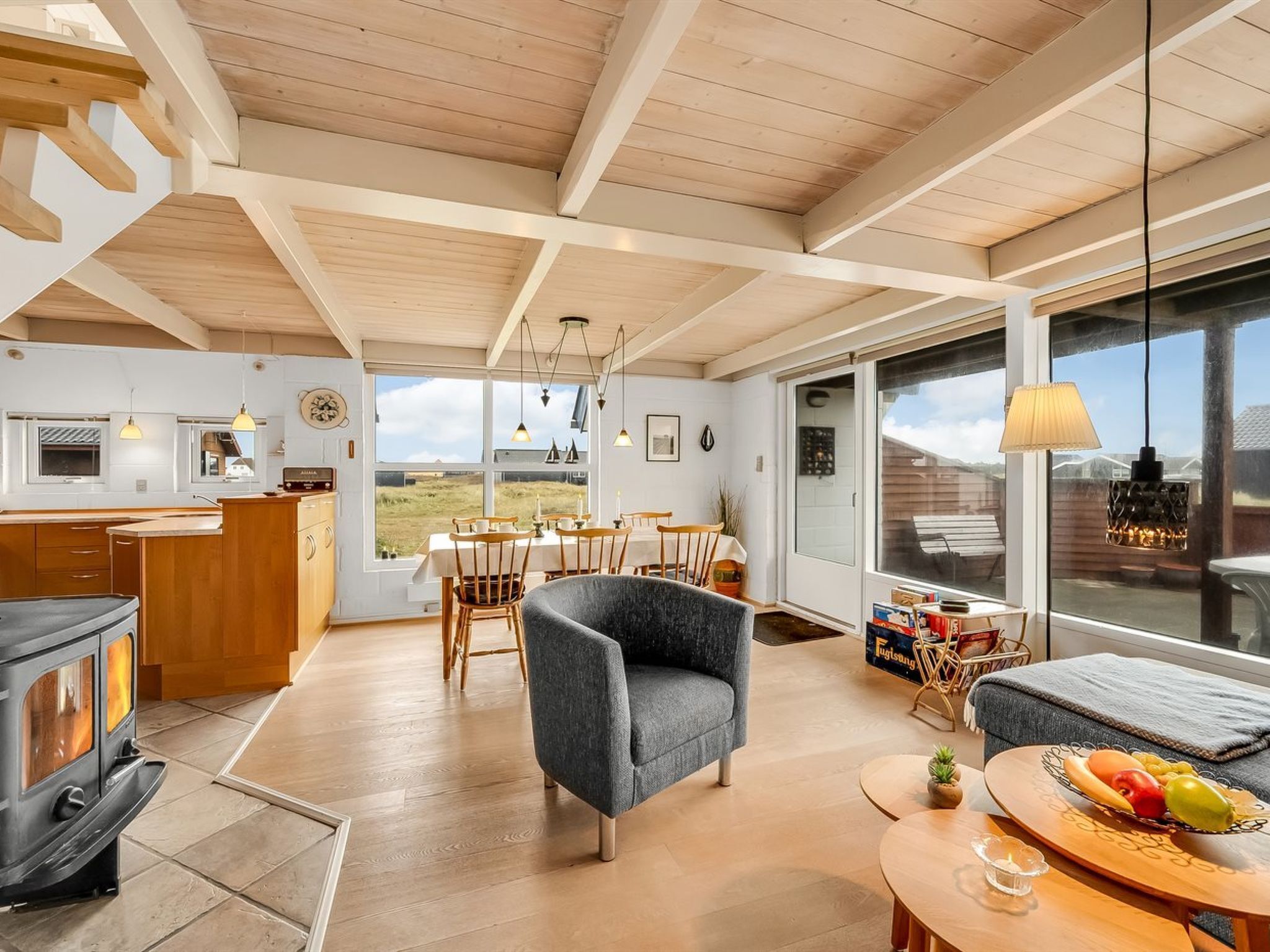 Télévision, cheminée, lecteur de DVD