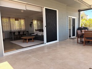 Outdoor dining - Narrabeen Beach Holiday Haven (Narrabeen)