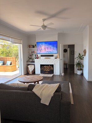 Smart TV, computer monitors