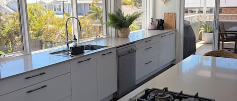 Jääkaappi, mikroaaltouuni, uuni, liesi