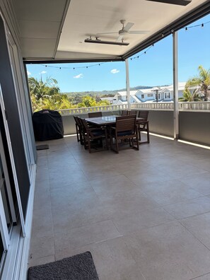 Outdoor dining - Narrabeen Beach Holiday Haven (Narrabeen)