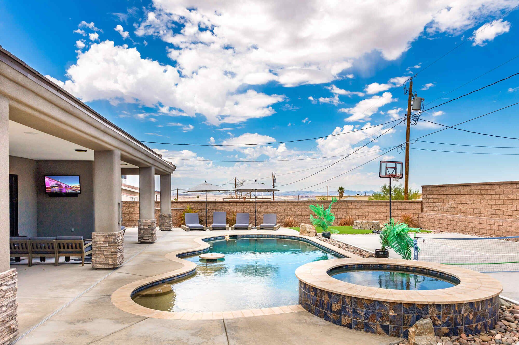 Luxury Oasis: Heated Pool, Pickleball & More!