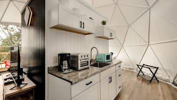 Refrigerador, microondas, cafetera/tetera, utensilios de cocina