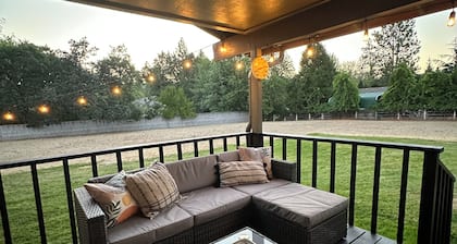 The Shady Knoll ~ Crater Lake Basecamp ~ Hot tub ~ King Suite