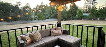 The Shady Knoll ~ Crater Lake Basecamp ~ Hot tub ~ King Suite