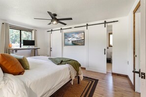 2 habitaciones, escritorio, tabla de planchar con plancha y wifi gratis 