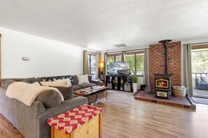 Una Smart TV, una chimenea, una pantalla de ordenador, una impresora