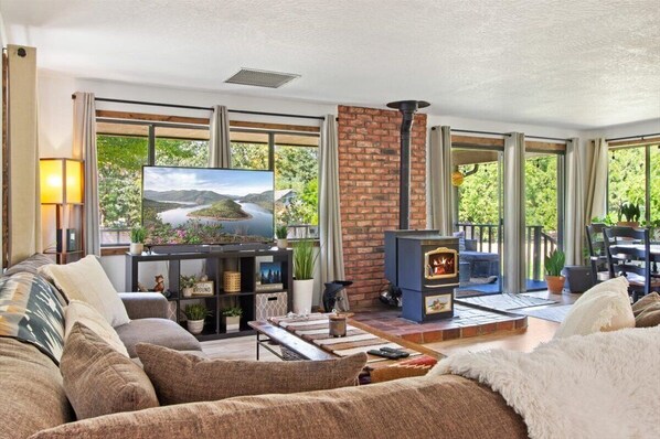 Smart TV, chimenea, monitor de computadora y impresora 