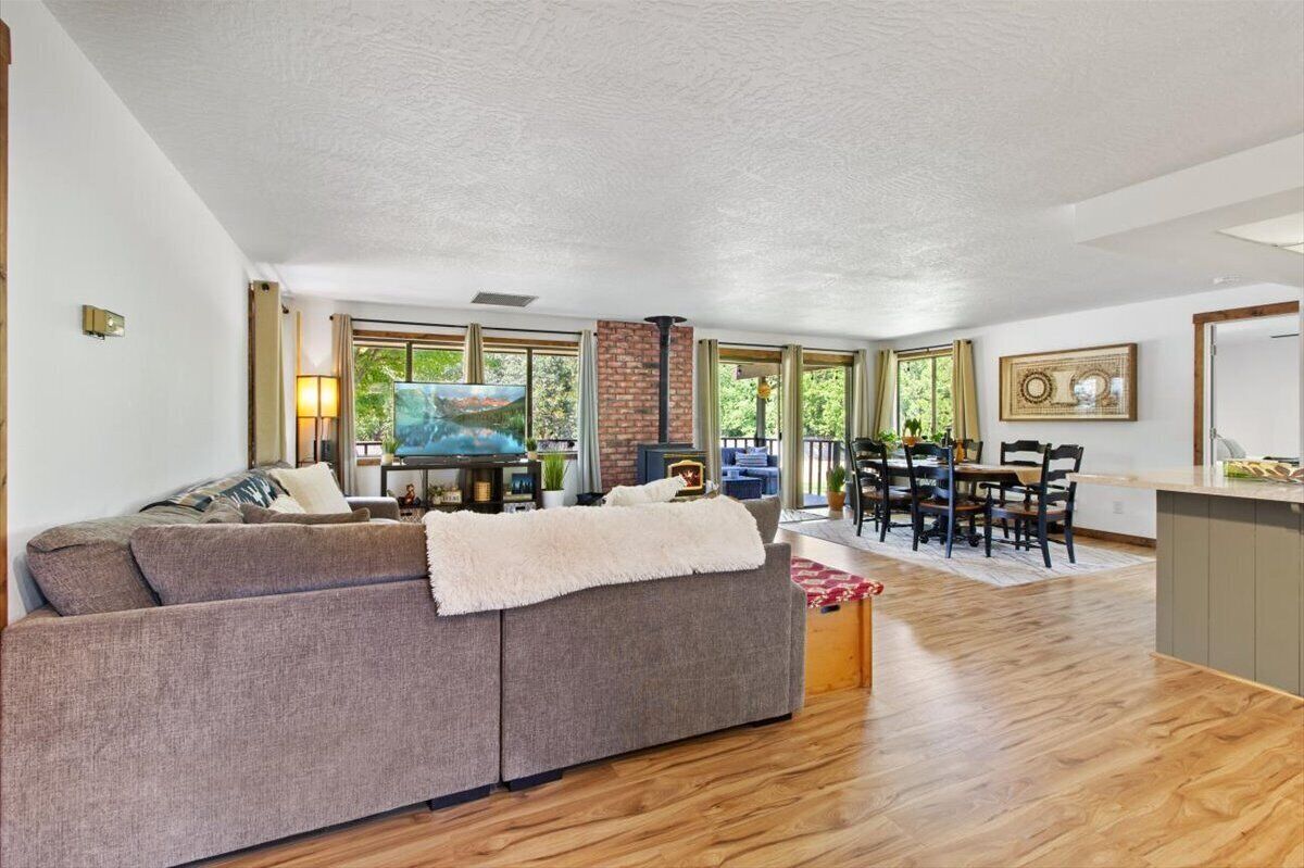 Smart TV, fireplace, computer monitors, printers