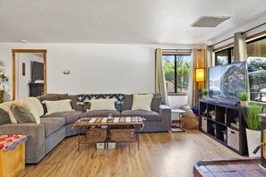 TV connectée, cheminée, écrans d'ordinateur, imprimantes