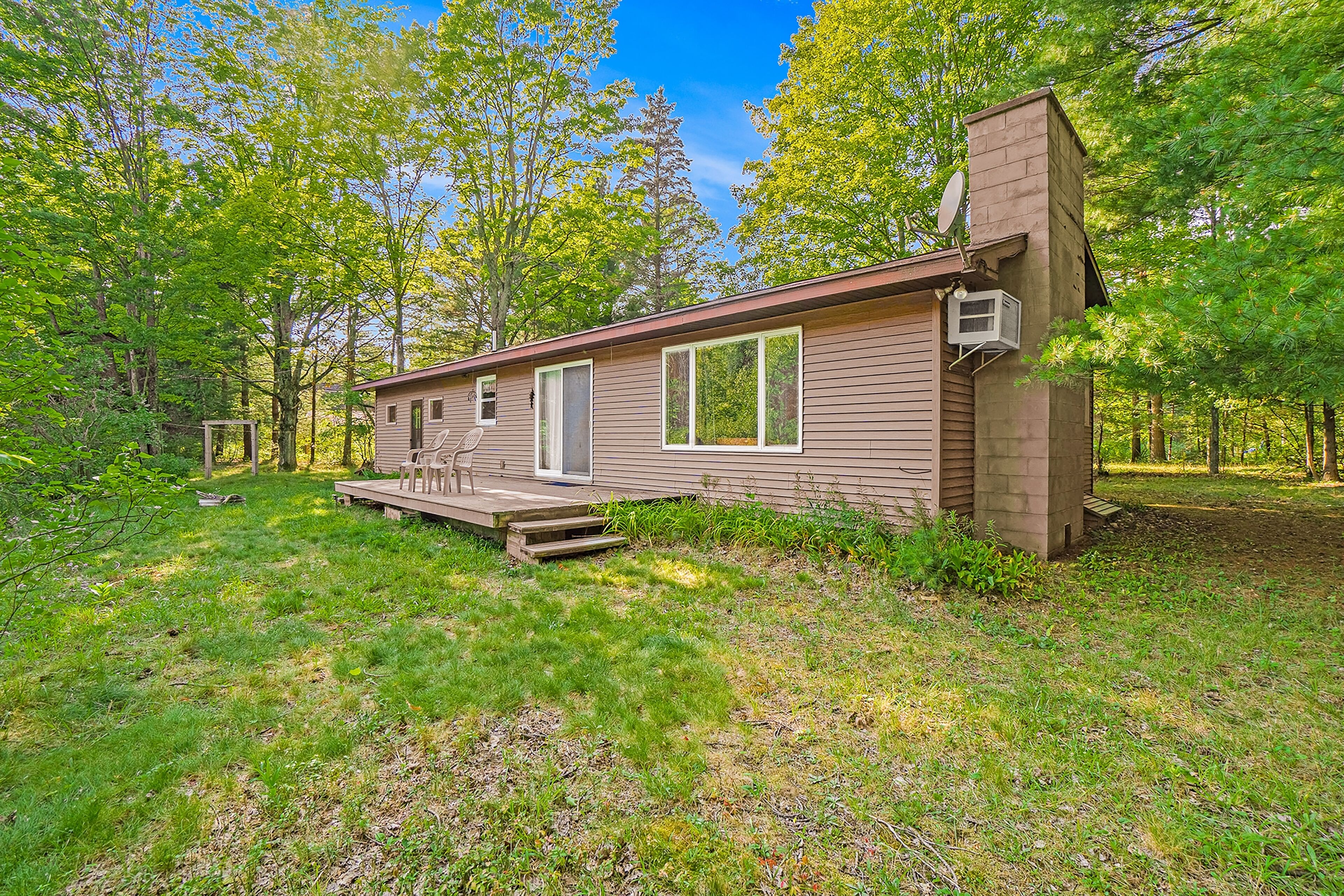 Charming riverfront home with fireplace & firepit - dog-friendly, skiing nearby