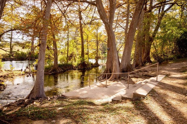 المنطقة المحيطة بالمنشأة