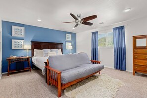 2 slaapkamers, een strijkplank/strijkijzer, reisbedje, gratis wifi