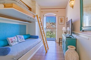 2 bedrooms, iron/ironing board, WiFi