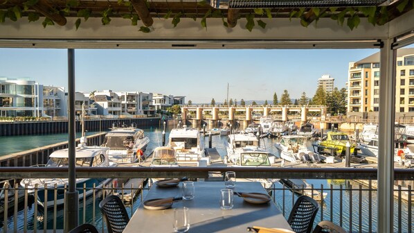 Outdoor dining - Belle Escapes - Glenelg Seaside Studio (Glenelg)