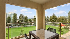 Outdoor dining - Belle Escapes - Glenelg Seaside Apartment (Glenelg)