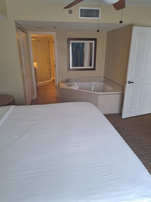 1 dormitorio, tabla de planchar con plancha, wifi y ropa de cama