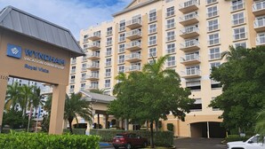A multi-story hotel with balconies, a parking area, and a well-maintained garden. - Beautiful 1 bedroom condo on the beach in Pompano Beach (Pompano Beach)