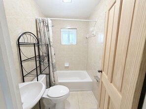 Serviettes fournies, savon, papier toilette