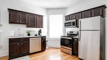 Coffee/tea maker, fridge, microwave, oven