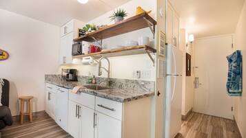 Réfrigérateur, micro-ondes, lave-vaisselle, cafetière/bouilloire