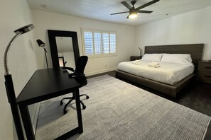 2 bedrooms, iron/ironing board, free WiFi - Gated complex, Near Biltmore's Fine Dining & Shopping, Heated Pool, Spa & Fitness Room + FREE GOLF! (Phoenix)