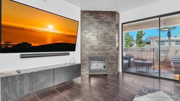 Televisión y chimenea