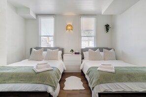 2 chambres, bureau, fer et planche à repasser, lit parapluie